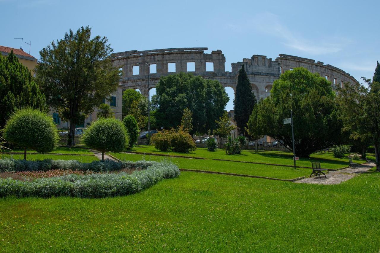 Family & Friends Pula - Top Floor - Free Parking Екстериор снимка